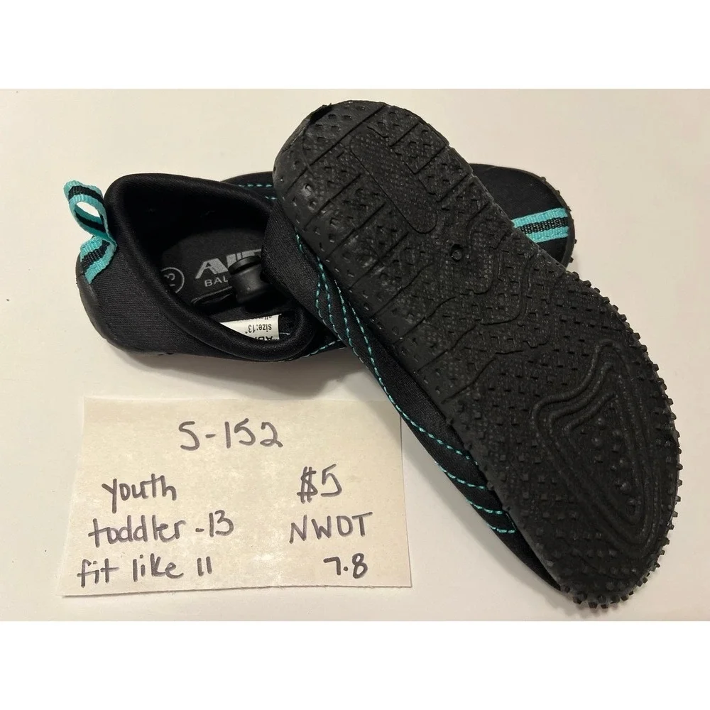 Boys size 11 water shoes (s-152)